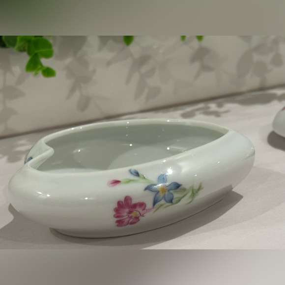 Elegant Porcelain Heart-Shaped, Jewelry Box Trinket Dish Mann "Spring Time" 1980 - Picture 5 of 10